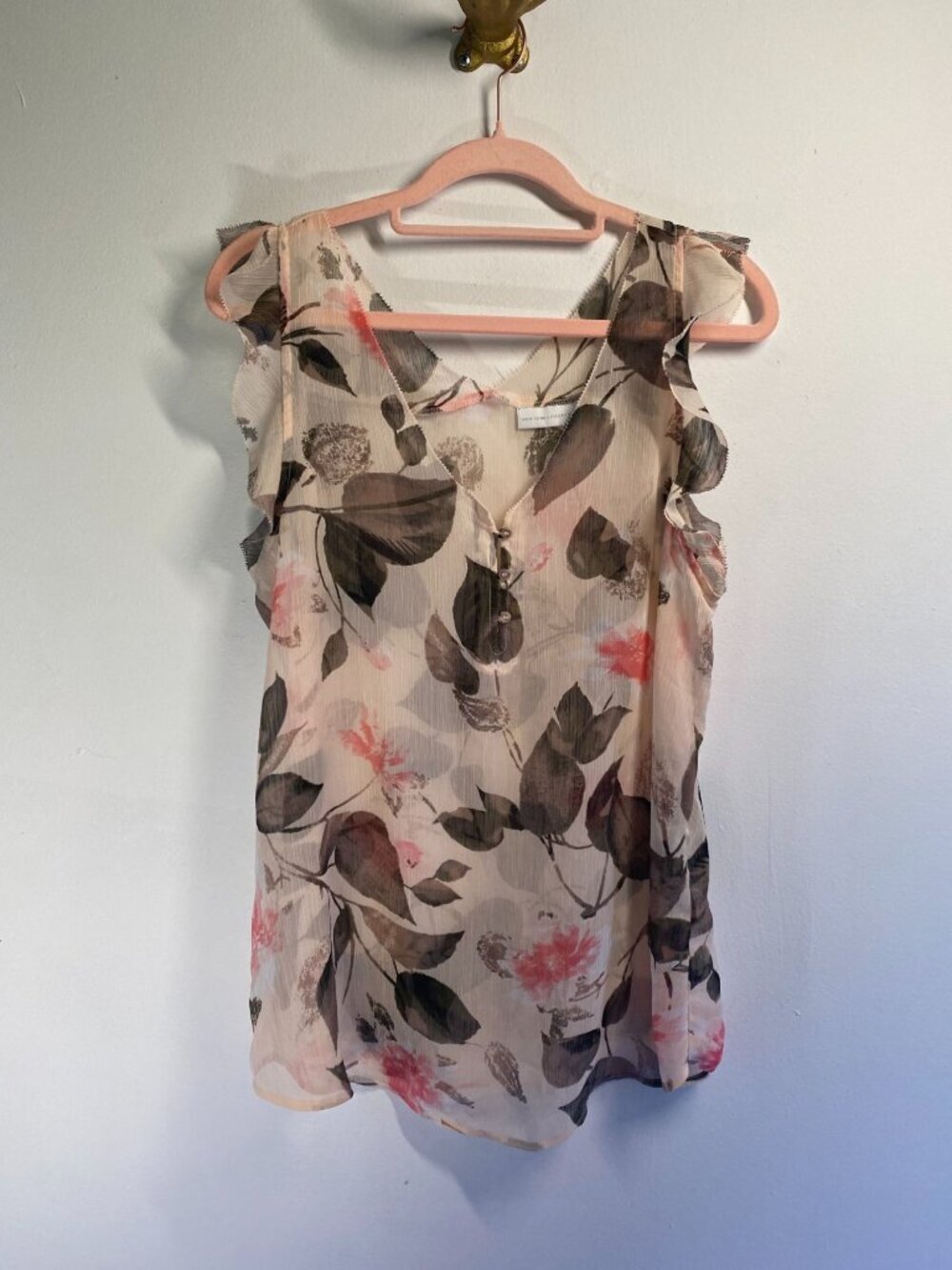 New York & Company Sleeveless Floral Blouse Ruffled Trim Button Detail Size M Sh